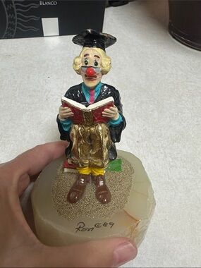 Ron Lee 89 graduating clown in cap & gown. Signed 337/7800 vintage on marble bas